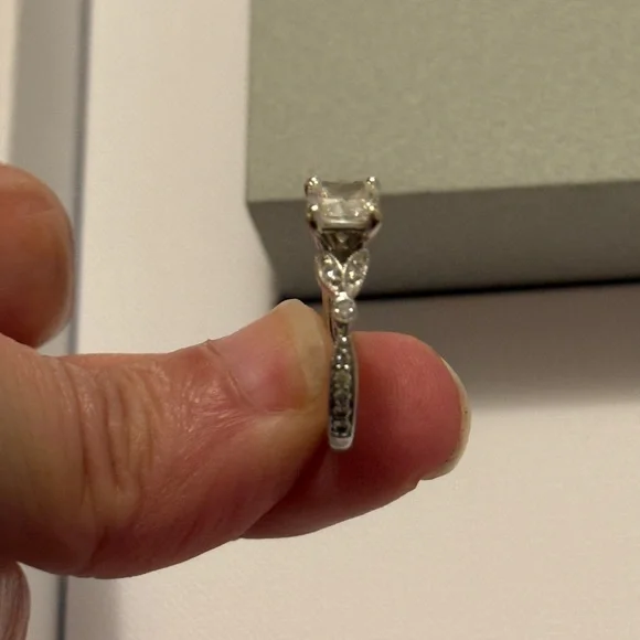 Elegant Silver cushion cut diamond engagement ring - Picture 5 of 11